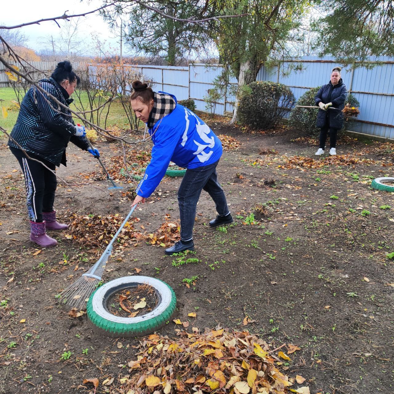 Активисты партийного проекта "Чистая страна" провели субботник в пгт.Софиевский Активисты партийного проекта "Чистая страна" провели субботник в пгт.Софиевский