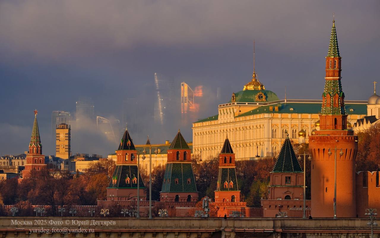 Московский Кремль и Москва-Сити в тумане