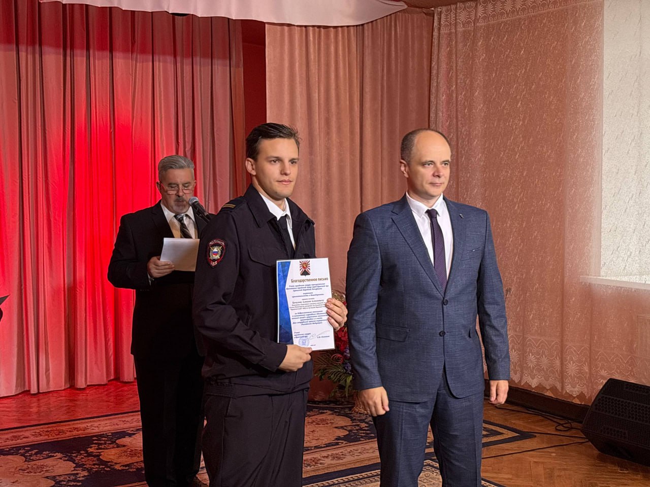 В преддверии Дня сотрудника органов внутренних дел Российской Федерации в Краснолучском Дворце культуры им.В.И.Ленина состоялся праздничный концерт В преддверии Дня сотрудника органов внутренних дел Российской Федерации в Краснолучском Дворце культуры им.В.И.Ленина состоялся праздничный концерт