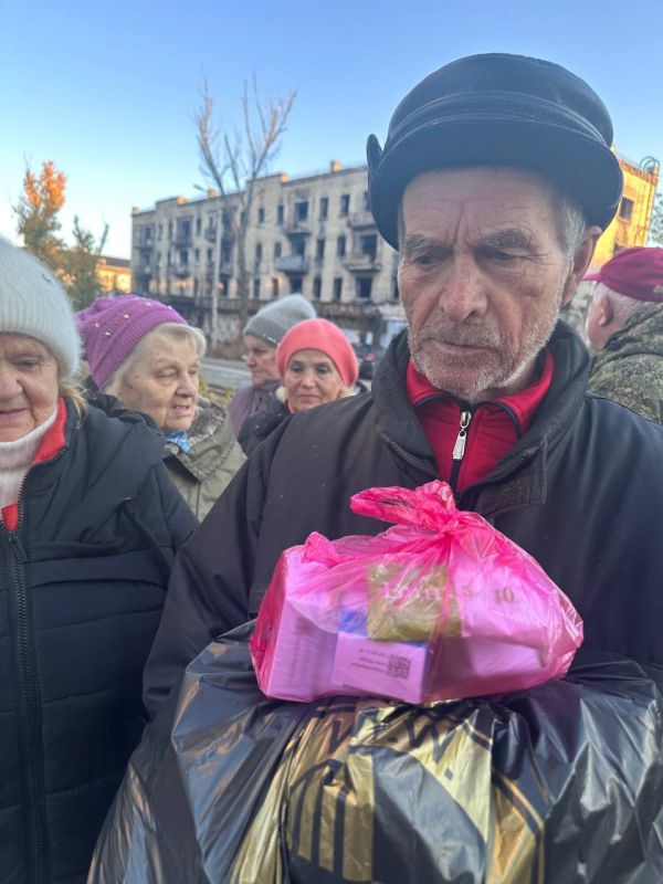 Чтобы понять почему я езжу каждый месяц в Северодонецк достаточно просто посмотреть в глаза людям которые приходят за помощью или посмотреть видео.Всё станет понятно без слов… Чтобы понять почему я езжу каждый месяц в Северодонецк достаточно просто посмотреть в глаза людям которые приходят за помощью или посмотреть видео.Всё станет понятно без слов…