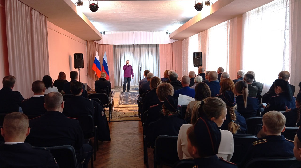 В преддверии Дня сотрудника органов внутренних дел Российской Федерации в Краснолучском Дворце культуры им.В.И.Ленина состоялся праздничный концерт В преддверии Дня сотрудника органов внутренних дел Российской Федерации в Краснолучском Дворце культуры им.В.И.Ленина состоялся праздничный концерт