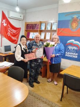 Депутат Совета округа, координатор партийного проекта «Старшее поколение» Екатерина Изотова и помощник депутата Наталья Юдина посетили с поздравлениями ветеранов органов внутренних дел — Геннадия Зинченко и Николая Дурнева