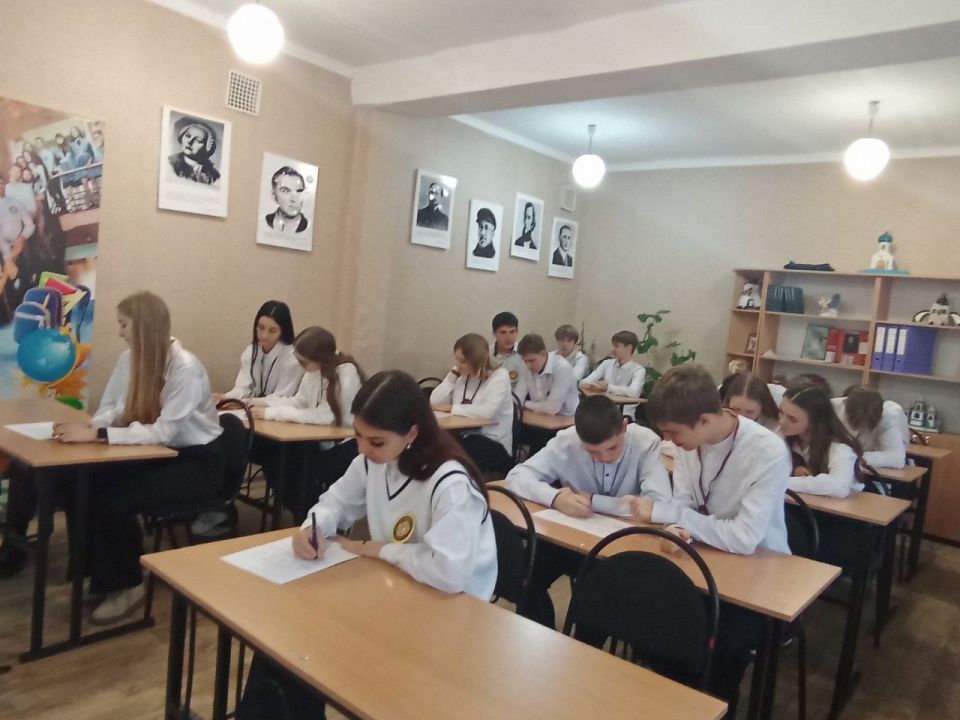 В рамках курса внеурочной деятельности «Разговоры о важном» советник директора по воспитанию Елена Кулинко провела занятие для обучающихся 10 - 11 классов, тема которого — «Селекция и генетика. К 170-летию со дня рождения... В рамках курса внеурочной деятельности «Разговоры о важном» советник директора по воспитанию Елена Кулинко провела занятие для обучающихся 10 - 11 классов, тема которого — «Селекция и генетика. К 170-летию со дня рождения...
