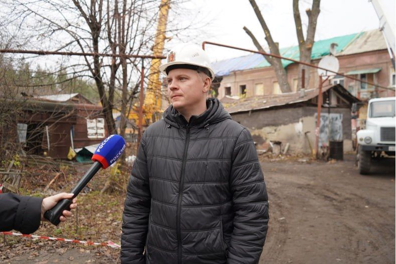 Красноярские строители продолжают восстановление дома на ул. Новодолжанская, пострадавшего в результате удара ВСУ Красноярские строители продолжают восстановление дома на ул. Новодолжанская, пострадавшего в результате удара ВСУ