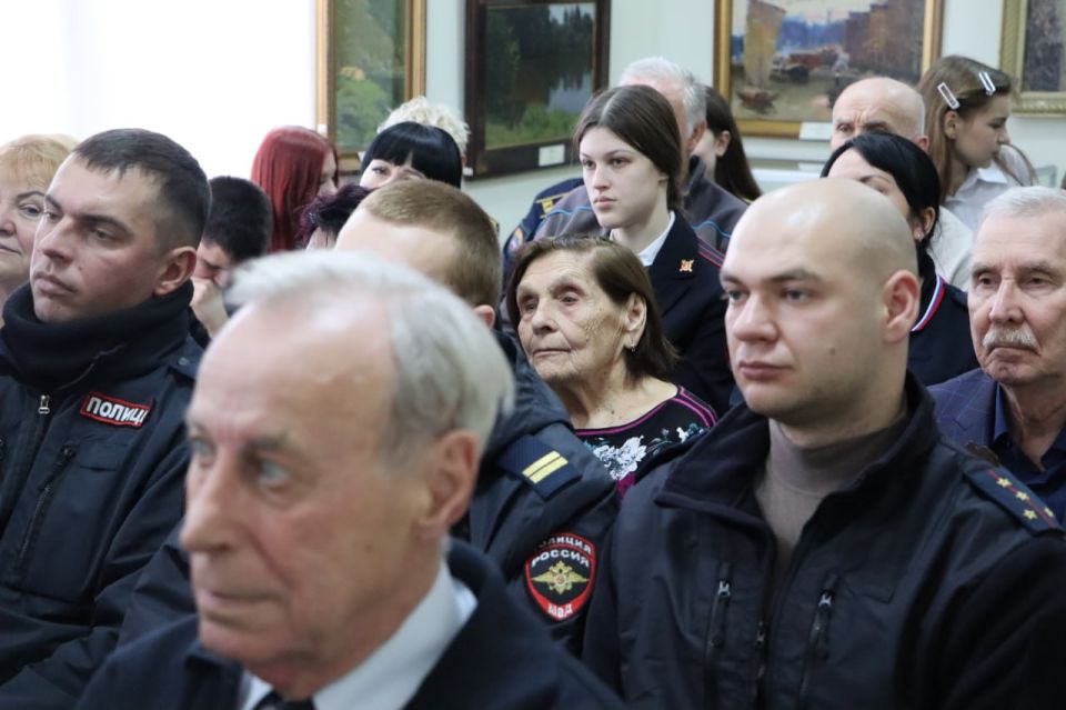 В Стаханове почтили память Николая Щёлокова — нашего знаменитого земляка В Стаханове почтили память Николая Щёлокова — нашего знаменитого земляка