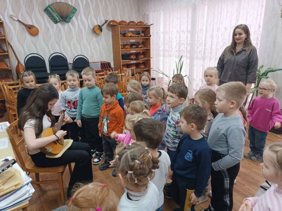 Воспитатели и дети детского сада «Матрешка» посетили Лутугинскую музыкальную школу и познакомились с миром музыки Воспитатели и дети детского сада «Матрешка» посетили Лутугинскую музыкальную школу и познакомились с миром музыки