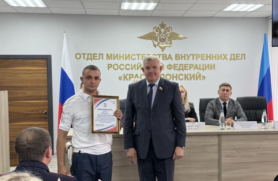 Единороссы поздравили сотрудников органов внутренних дел РФ с профессиональным праздником Единороссы поздравили сотрудников органов внутренних дел РФ с профессиональным праздником