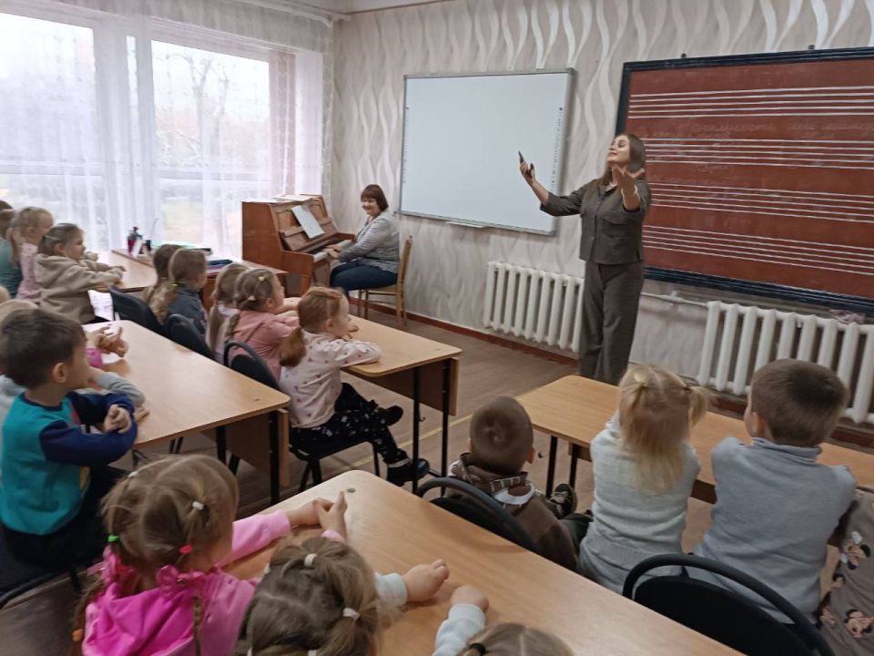 Воспитатели и дети детского сада «Матрешка» посетили Лутугинскую музыкальную школу и познакомились с миром музыки Воспитатели и дети детского сада «Матрешка» посетили Лутугинскую музыкальную школу и познакомились с миром музыки