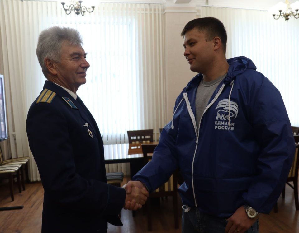 Единороссы поздравили сотрудников органов внутренних дел РФ с профессиональным праздником Единороссы поздравили сотрудников органов внутренних дел РФ с профессиональным праздником