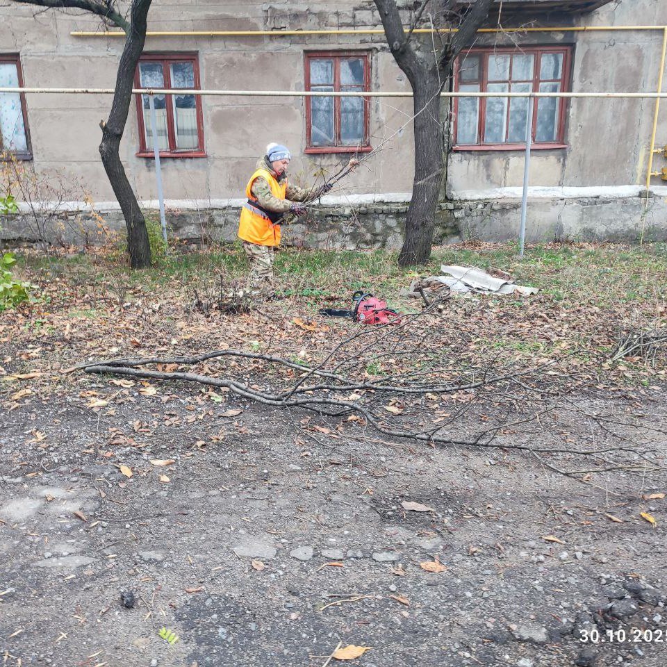 Брянковский филиал НКО «Единый региональный фонд по управлению МКД на территории ЛНР» ведет плановые сезонные работы по уборке прилегающих территорий Брянковский филиал НКО «Единый региональный фонд по управлению МКД на территории ЛНР» ведет плановые сезонные работы по уборке прилегающих территорий