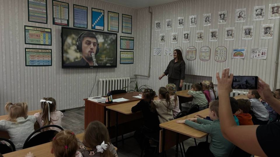 Воспитатели и дети детского сада «Матрешка» посетили Лутугинскую музыкальную школу и познакомились с миром музыки Воспитатели и дети детского сада «Матрешка» посетили Лутугинскую музыкальную школу и познакомились с миром музыки