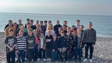 Группа детей из школы-интерната г. Стаханова (ДНР), после отдыха в Сочи, организованного подписчиками тлг-канала МИГ России, отправляется домой, но на подходе — новая группа