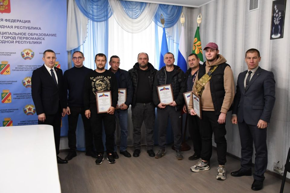 Очередная бригада калужских специалистов, успешно выполнив поставленные перед ними задачи по восстановлению внутридомовых систем в МКД округа, возвращается домой Очередная бригада калужских специалистов, успешно выполнив поставленные перед ними задачи по восстановлению внутридомовых систем в МКД округа, возвращается домой
