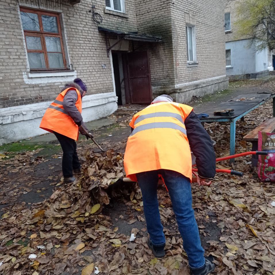 Брянковский филиал НКО «Единый региональный фонд по управлению МКД на территории ЛНР» ведет плановые сезонные работы по уборке прилегающих территорий