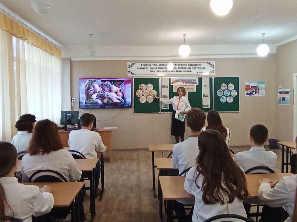В рамках курса внеурочной деятельности «Разговоры о важном» советник директора по воспитанию Елена Кулинко провела занятие для обучающихся 10 - 11 классов, тема которого — «Селекция и генетика. К 170-летию со дня рождения... В рамках курса внеурочной деятельности «Разговоры о важном» советник директора по воспитанию Елена Кулинко провела занятие для обучающихся 10 - 11 классов, тема которого — «Селекция и генетика. К 170-летию со дня рождения...