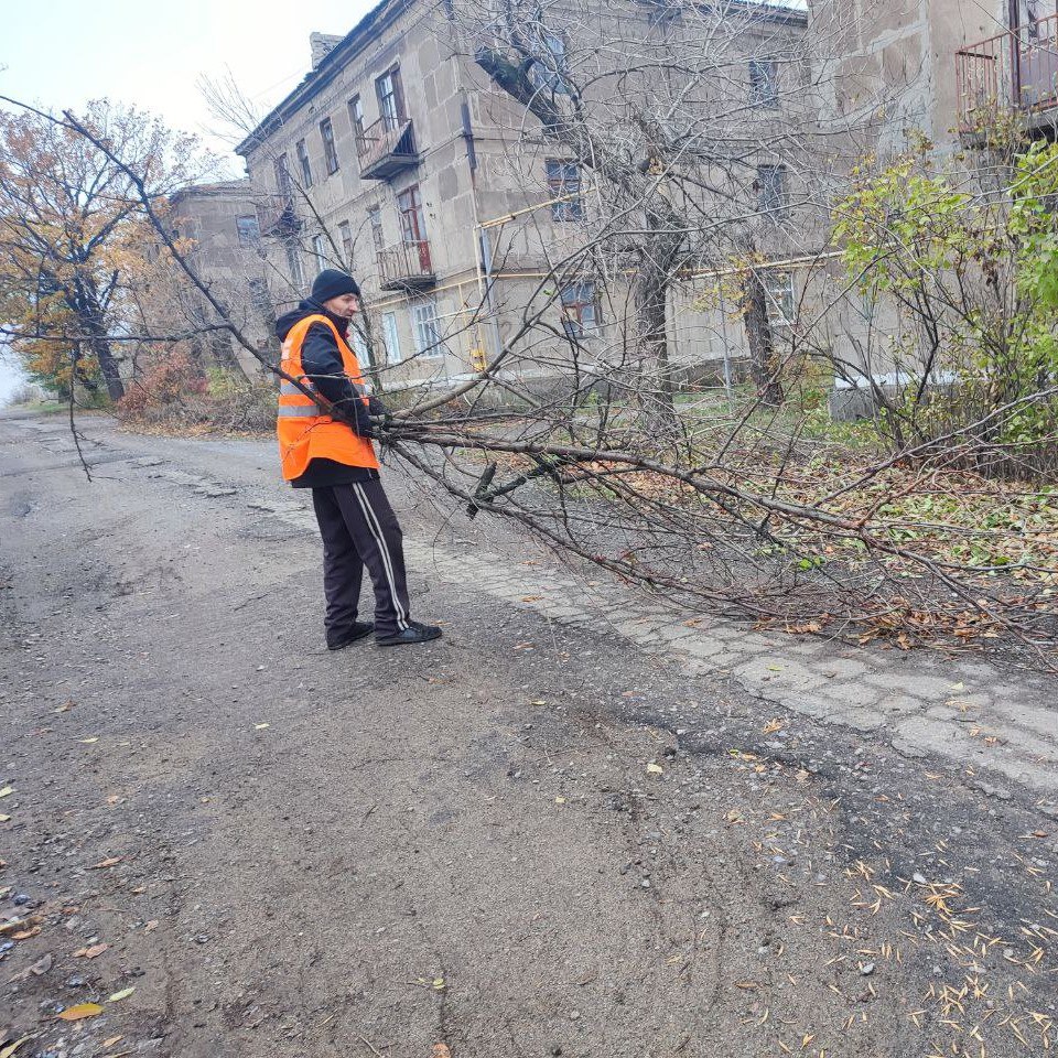 Брянковский филиал НКО «Единый региональный фонд по управлению МКД на территории ЛНР» ведет плановые сезонные работы по уборке прилегающих территорий Брянковский филиал НКО «Единый региональный фонд по управлению МКД на территории ЛНР» ведет плановые сезонные работы по уборке прилегающих территорий