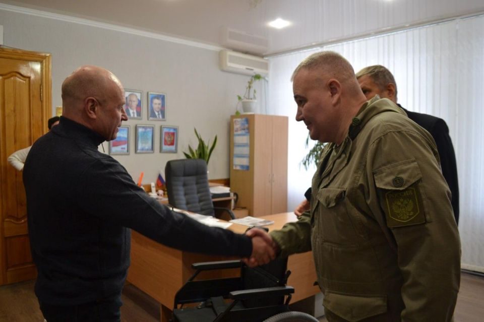 Представитель Удмуртии подарил современную инвалидную коляску участнику СВО из Лутугино Представитель Удмуртии подарил современную инвалидную коляску участнику СВО из Лутугино