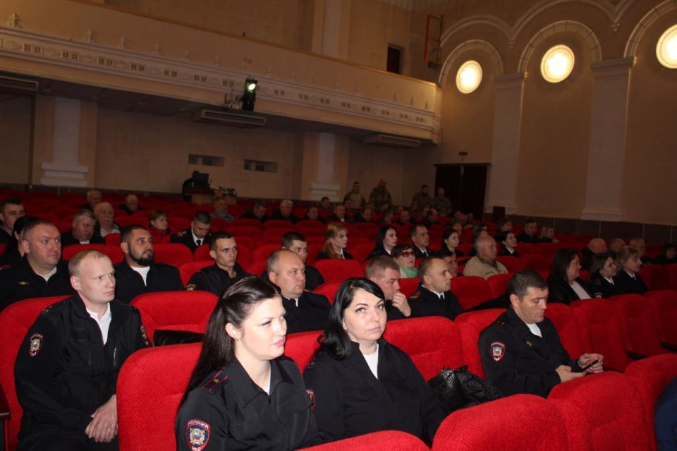 В Новопсковском округе чествовали героев в погонах: яркий концерт ко Дню сотрудника органов внутренних дел Российской Федерации В Новопсковском округе чествовали героев в погонах: яркий концерт ко Дню сотрудника органов внутренних дел Российской Федерации