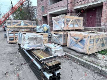 Луганск, квартал Заречный. В одном из подъездов готовятся к замене лифтового оборудования и входной группы