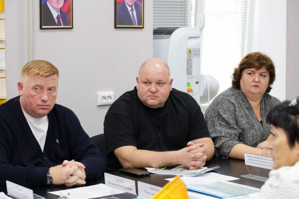 В Комитете по инфраструктуре обсудили проблемные вопросы в сфере благоустройства территории Каменобродского района Луганска В Комитете по инфраструктуре обсудили проблемные вопросы в сфере благоустройства территории Каменобродского района Луганска