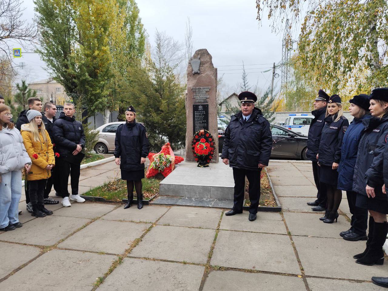 111Полицейские Краснодона посетили родственников погибших коллег и возложили цветы к мемориалу ушедшим в вечность стражам правопорядка 111Полицейские Краснодона посетили родственников погибших коллег и возложили цветы к мемориалу ушедшим в вечность стражам правопорядка