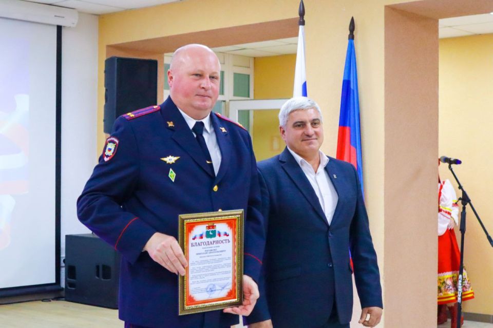 111В Беловодском ДК прошло торжество ко Дню сотрудника ОВД 111В Беловодском ДК прошло торжество ко Дню сотрудника ОВД