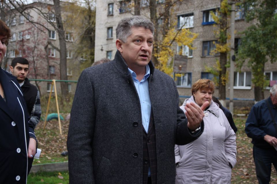 «Муниципальный диалог»: Луганские единороссы встретились с жителями квартала Пролетариата Донбасса «Муниципальный диалог»: Луганские единороссы встретились с жителями квартала Пролетариата Донбасса