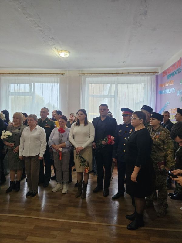 Галина Дуброва: Вместе с депутатом Станично-Луганского муниципального округа Сергеем Кулагиным приняли участие в открытии парт героев в Станично-Луганском воспитательном комплексе с.Валуйское Галина Дуброва: Вместе с депутатом Станично-Луганского муниципального округа Сергеем Кулагиным приняли участие в открытии парт героев в Станично-Луганском воспитательном комплексе с.Валуйское