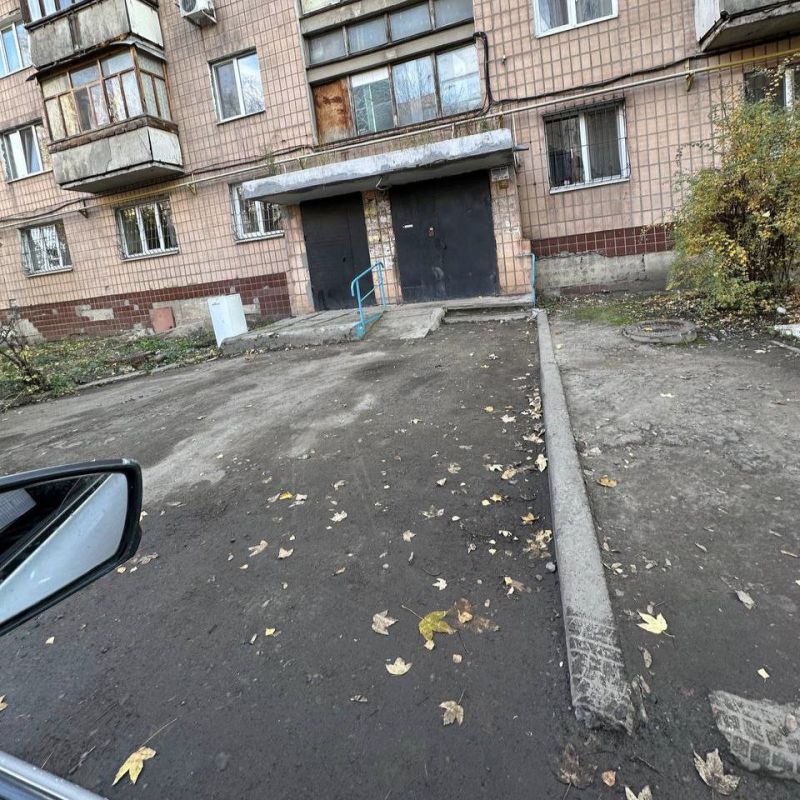 Луганский филиал Управляющей компании продолжает активные мероприятия по борьбе с осенним листопадом Луганский филиал Управляющей компании продолжает активные мероприятия по борьбе с осенним листопадом