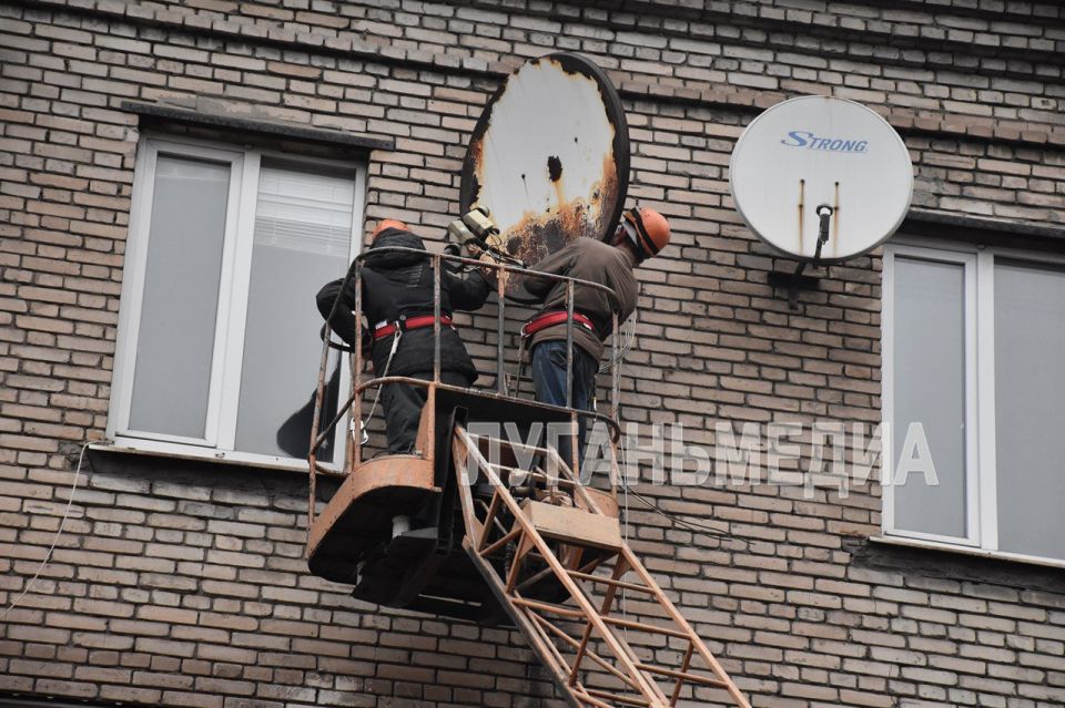 В Алчевске продолжается работа по демонтажу нелицензионного оборудования для приема спутникового сигнала В Алчевске продолжается работа по демонтажу нелицензионного оборудования для приема спутникового сигнала