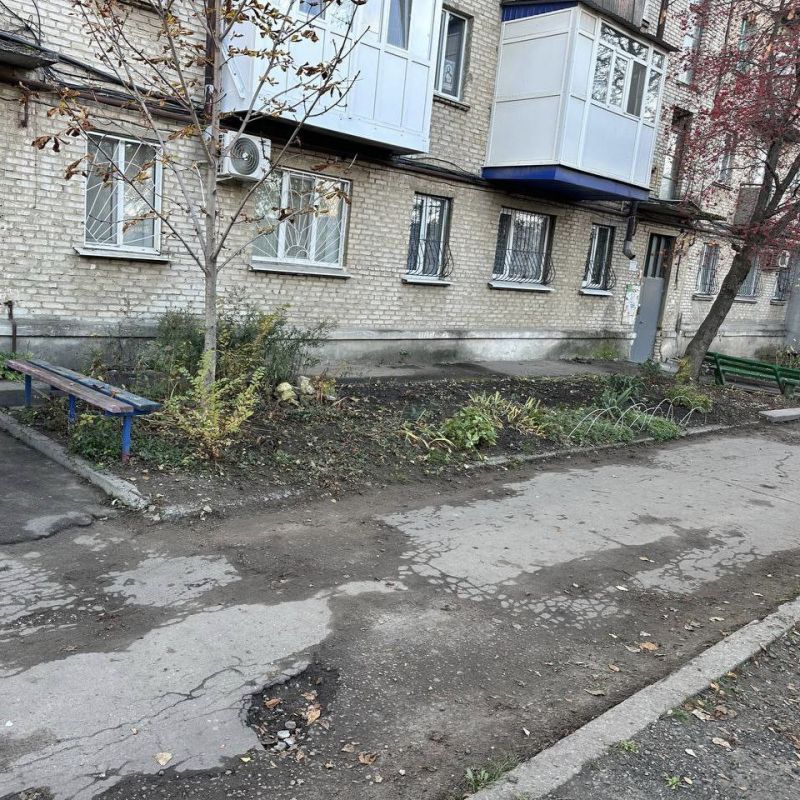 Луганский филиал Управляющей компании продолжает активные мероприятия по борьбе с осенним листопадом Луганский филиал Управляющей компании продолжает активные мероприятия по борьбе с осенним листопадом
