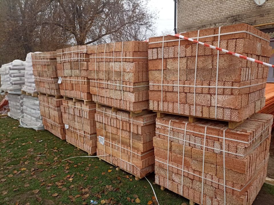 Начался капитальный ремонт кровли многоквартирного дома в поселке Краснодон Начался капитальный ремонт кровли многоквартирного дома в поселке Краснодон