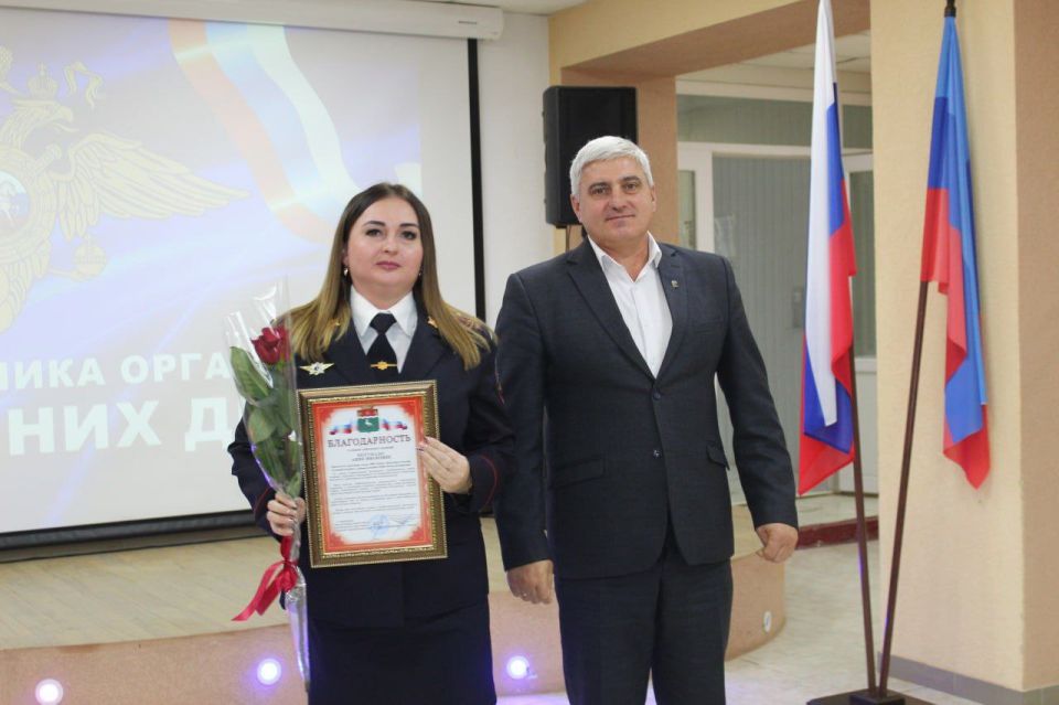 111В Беловодском ДК прошло торжество ко Дню сотрудника ОВД 111В Беловодском ДК прошло торжество ко Дню сотрудника ОВД