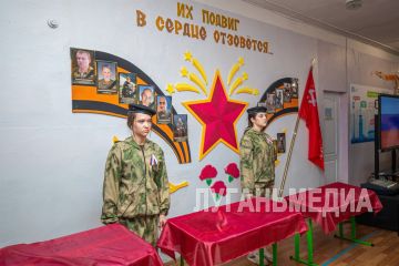 В школе села Валуйское открыли восемь парт Героев