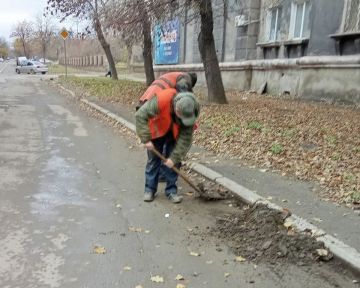 Коммунальные службы проводят работы на территории города