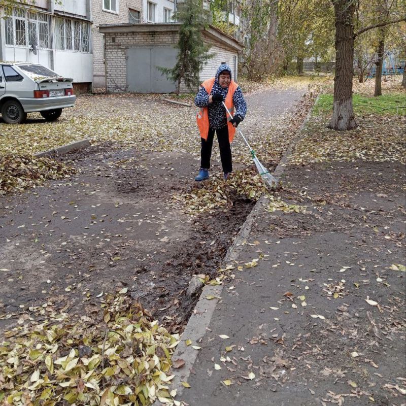 Луганский филиал Управляющей компании продолжает активные мероприятия по борьбе с осенним листопадом Луганский филиал Управляющей компании продолжает активные мероприятия по борьбе с осенним листопадом