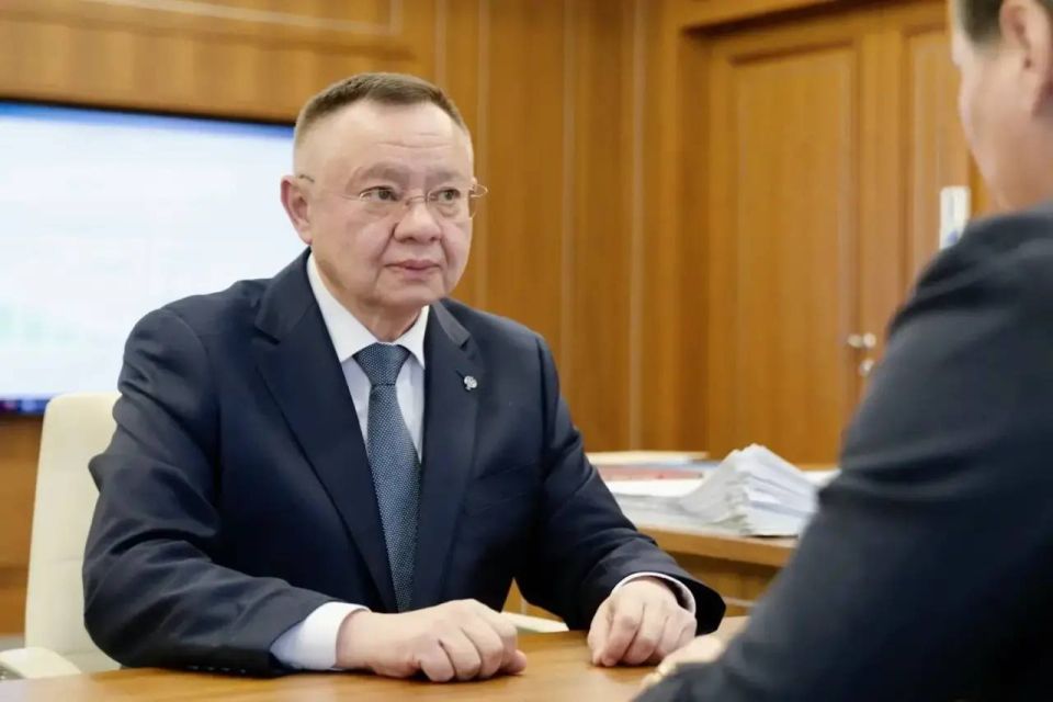 Глава Минстроя России Ирек Файзуллин провел рабочую встречу с Главой Республики Калмыкии Бату Хасиковым Глава Минстроя России Ирек Файзуллин провел рабочую встречу с Главой Республики Калмыкии Бату Хасиковым