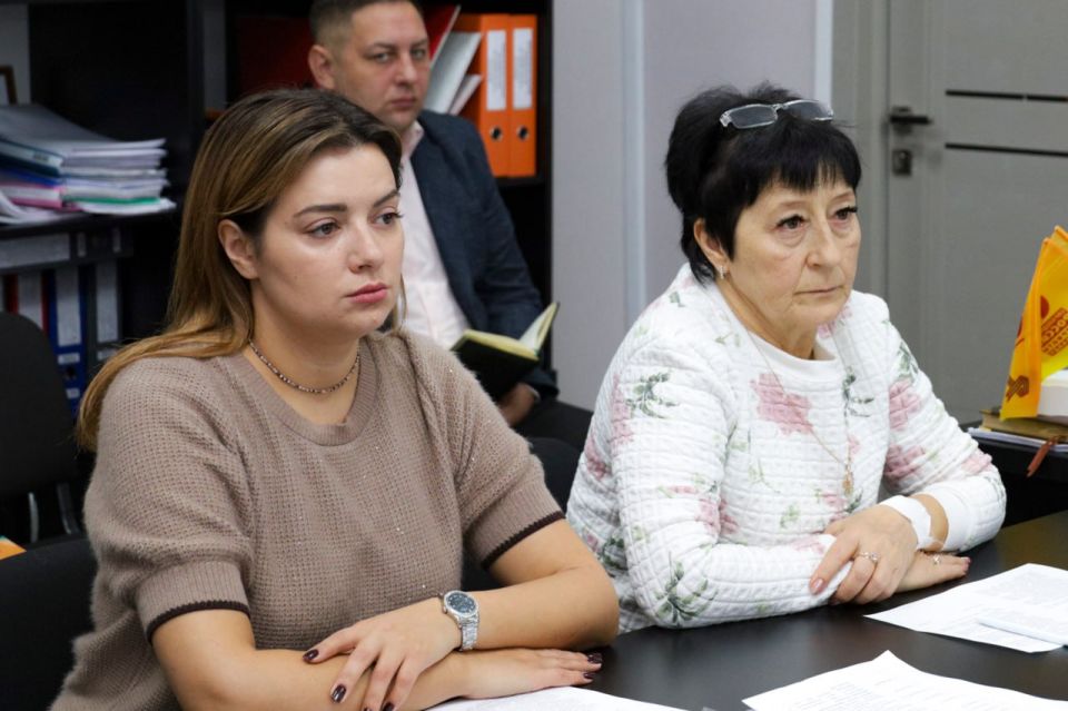 В Комитете по инфраструктуре обсудили проблемные вопросы в сфере благоустройства территории Каменобродского района Луганска В Комитете по инфраструктуре обсудили проблемные вопросы в сфере благоустройства территории Каменобродского района Луганска
