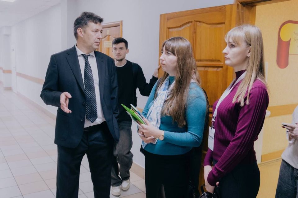 В рамках форума «Мост единства» делегация учителей из Рубежного посетила гимназии № 33 и № 19 в Казани в рамках образовательного трека В рамках форума «Мост единства» делегация учителей из Рубежного посетила гимназии № 33 и № 19 в Казани в рамках образовательного трека