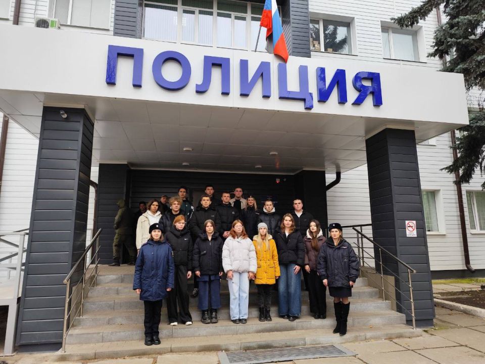 111Полицейские Краснодона посетили родственников погибших коллег и возложили цветы к мемориалу ушедшим в вечность стражам правопорядка