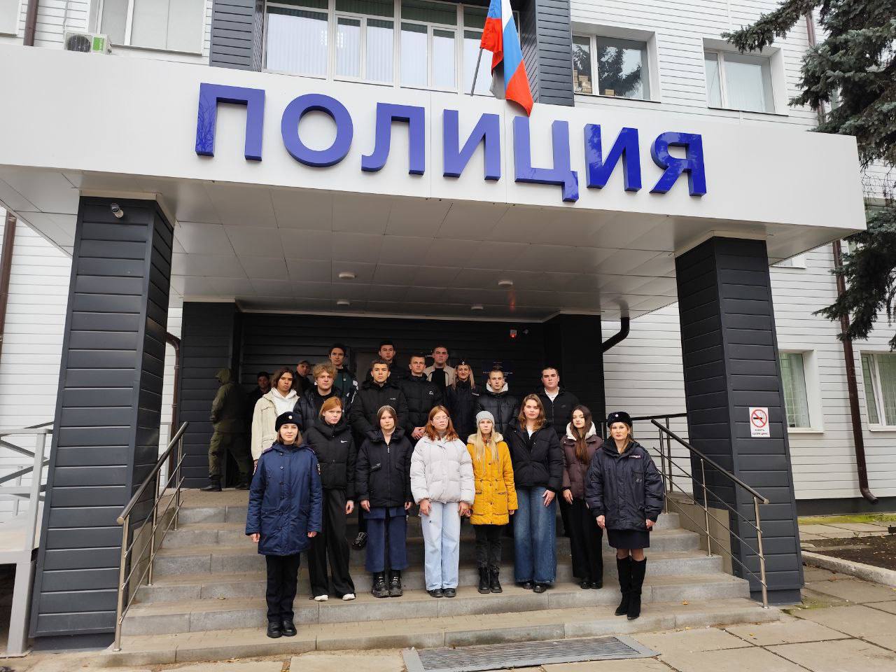 111Полицейские Краснодона посетили родственников погибших коллег и возложили цветы к мемориалу ушедшим в вечность стражам правопорядка