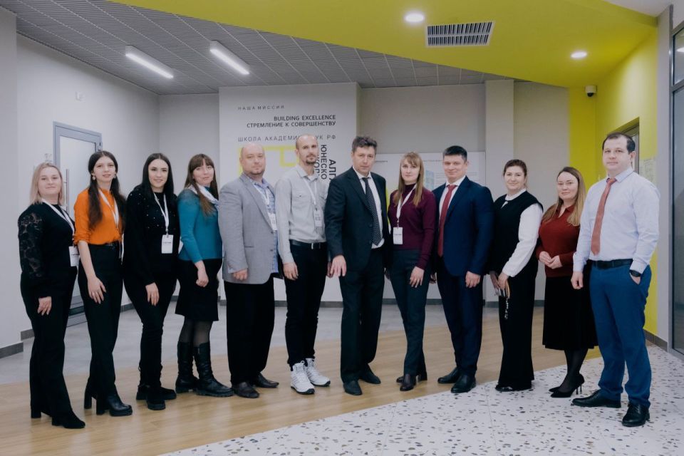 В рамках форума «Мост единства» делегация учителей из Рубежного посетила гимназии № 33 и № 19 в Казани в рамках образовательного трека В рамках форума «Мост единства» делегация учителей из Рубежного посетила гимназии № 33 и № 19 в Казани в рамках образовательного трека