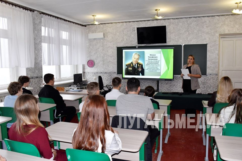 В Краснолучской школе № 20 изучают Основы безопасности и защиты Родины (ОБЗР) с помощью нового оборудования В Краснолучской школе № 20 изучают Основы безопасности и защиты Родины (ОБЗР) с помощью нового оборудования