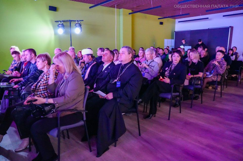 После торжественного открытия форума стартовала пленарная сессия «Гражданское общество — основа развития Луганска» После торжественного открытия форума стартовала пленарная сессия «Гражданское общество — основа развития Луганска»
