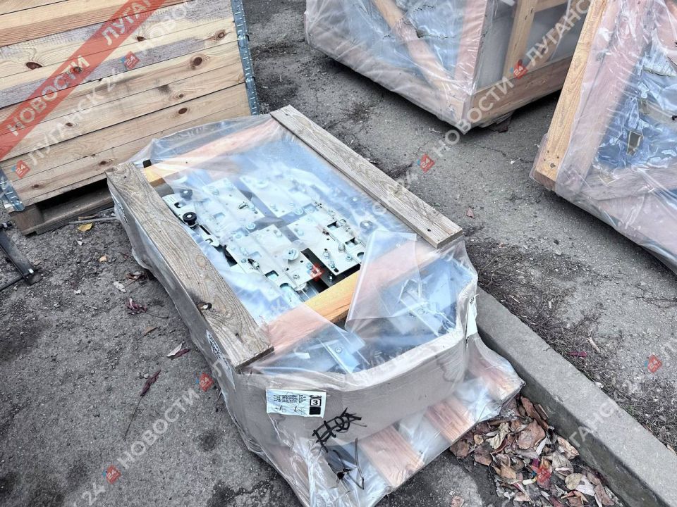 Луганск, квартал Заречный. В одном из подъездов готовятся к замене лифтового оборудования и входной группы Луганск, квартал Заречный. В одном из подъездов готовятся к замене лифтового оборудования и входной группы