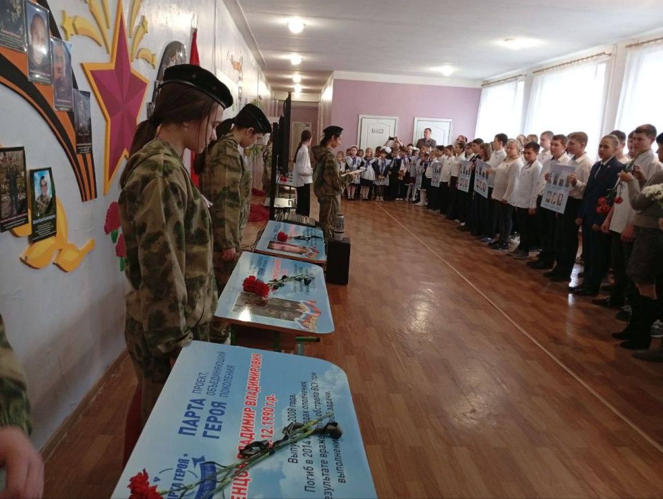 Семь «Парт Героев» открылись в Станично-Луганском учебно-воспитательном комплексе в селе Валуйское Семь «Парт Героев» открылись в Станично-Луганском учебно-воспитательном комплексе в селе Валуйское