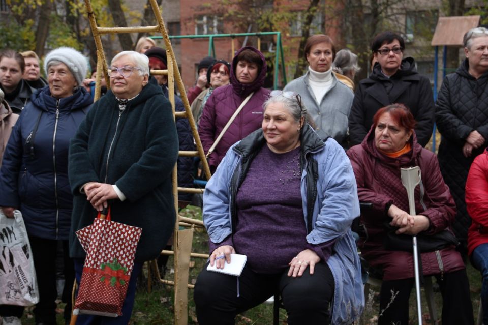 «Муниципальный диалог»: Луганские единороссы встретились с жителями квартала Пролетариата Донбасса «Муниципальный диалог»: Луганские единороссы встретились с жителями квартала Пролетариата Донбасса