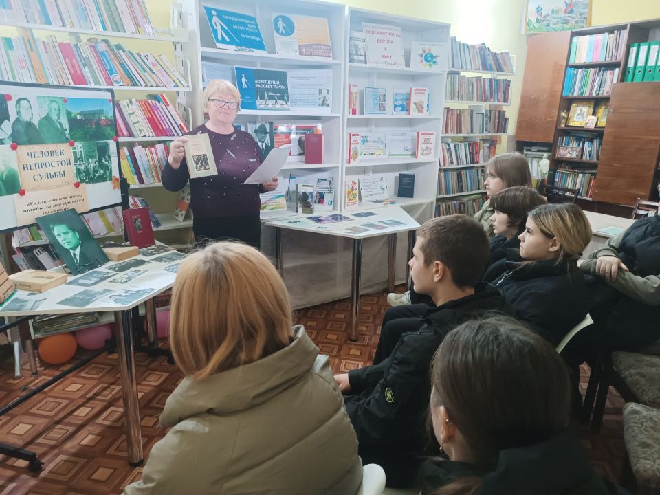 В библиотеке мкр Алмазный, для восьмиклассников Ровеньковской общеобразовательной школы № 12им В библиотеке мкр Алмазный, для восьмиклассников Ровеньковской общеобразовательной школы № 12им