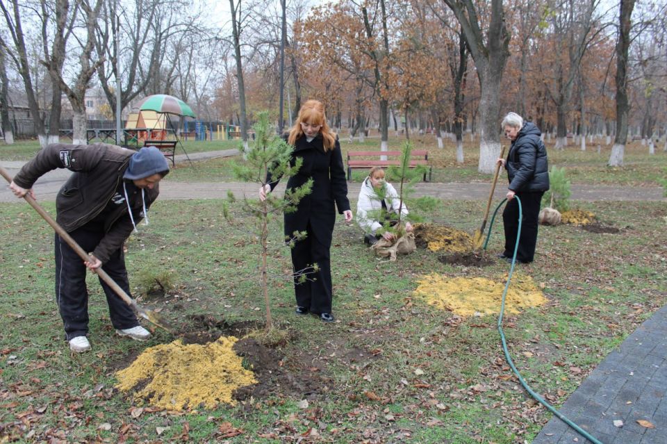 11 ноября в парке имени «Молодой гвардии» под эгидой совета женщин Краснодонского муниципального округа Луганского регионального отделения «Союза женщин России» состоялась акция по высадке деревьев 11 ноября в парке имени «Молодой гвардии» под эгидой совета женщин Краснодонского муниципального округа Луганского регионального отделения «Союза женщин России» состоялась акция по высадке деревьев