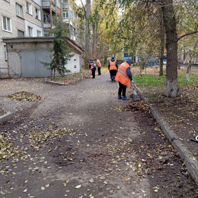 Луганский филиал Управляющей компании продолжает активные мероприятия по борьбе с осенним листопадом Луганский филиал Управляющей компании продолжает активные мероприятия по борьбе с осенним листопадом